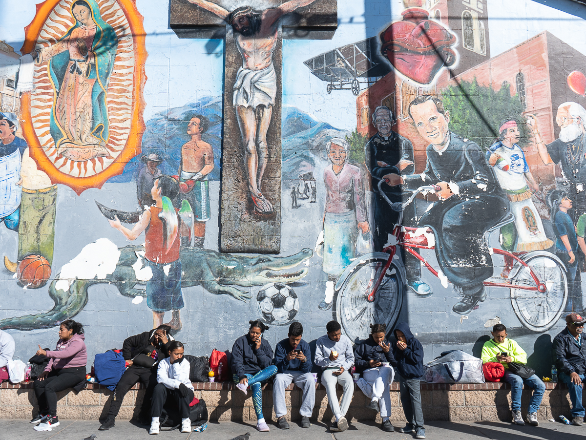 Dos familias venezolanas migrantes encuentran tranquilidad en un refugio de El Paso, Texas.