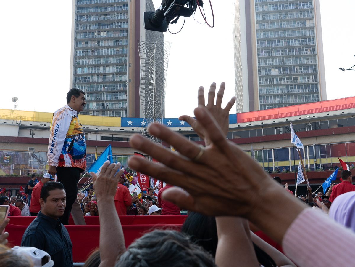 Militantes aguardaron bajo un intenso calor a Maduro después de su postulación ante el Consejo Nacional Electoral