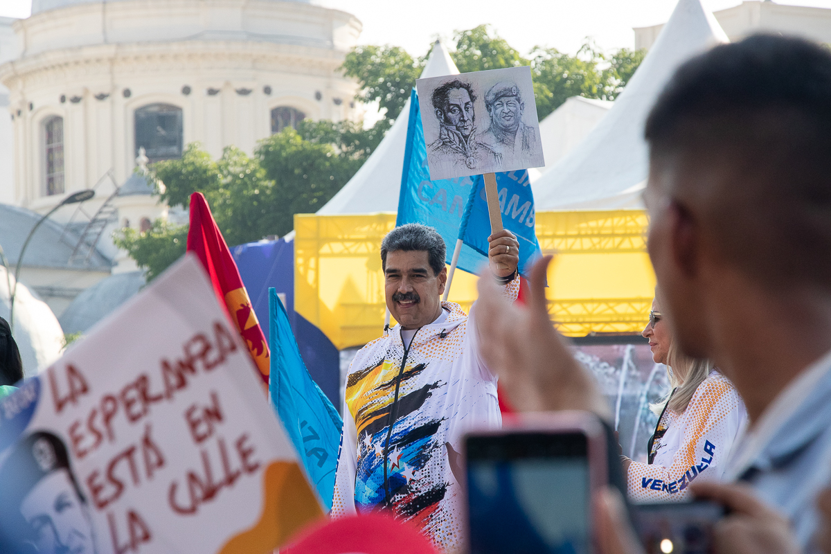 Nicolás Maduro busca revivir la memoria de Chávez en su discurso de inscripción en el CNE para impulsar su popularidad.