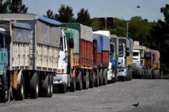 En este contexto, Johnny Sifontes, coordinador general de este departamento de la UC, campus La Morita, resaltó que actualmente cuentan con tres autobuses aptos para el traslado de los estudiantes, docentes y personal que labora en esta universidad, pero conseguir el combustible se ha vuelto un reto para ellos, causando limitaciones en torno al servicio que ofrecen.