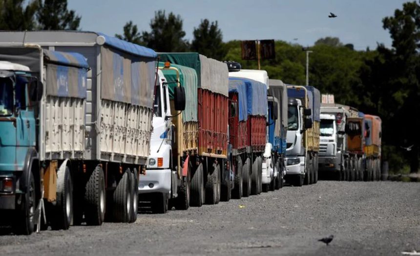 En este contexto, Johnny Sifontes, coordinador general de este departamento de la UC, campus La Morita, resaltó que actualmente cuentan con tres autobuses aptos para el traslado de los estudiantes, docentes y personal que labora en esta universidad, pero conseguir el combustible se ha vuelto un reto para ellos, causando limitaciones en torno al servicio que ofrecen.