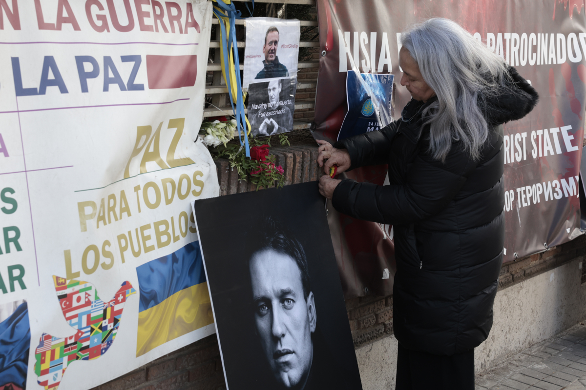 Homenaje a Navalni: Multitud se congrega frente a la embajada rusa