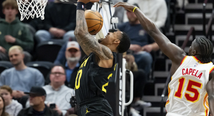 Jazz vencen a Hawks por una canasta de ventaja