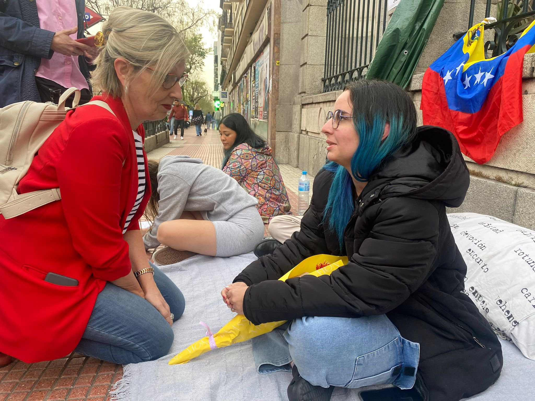 Una venezolana pone fin a su huelga de hambre después de que se abriera el Registro Electoral en Madrid.