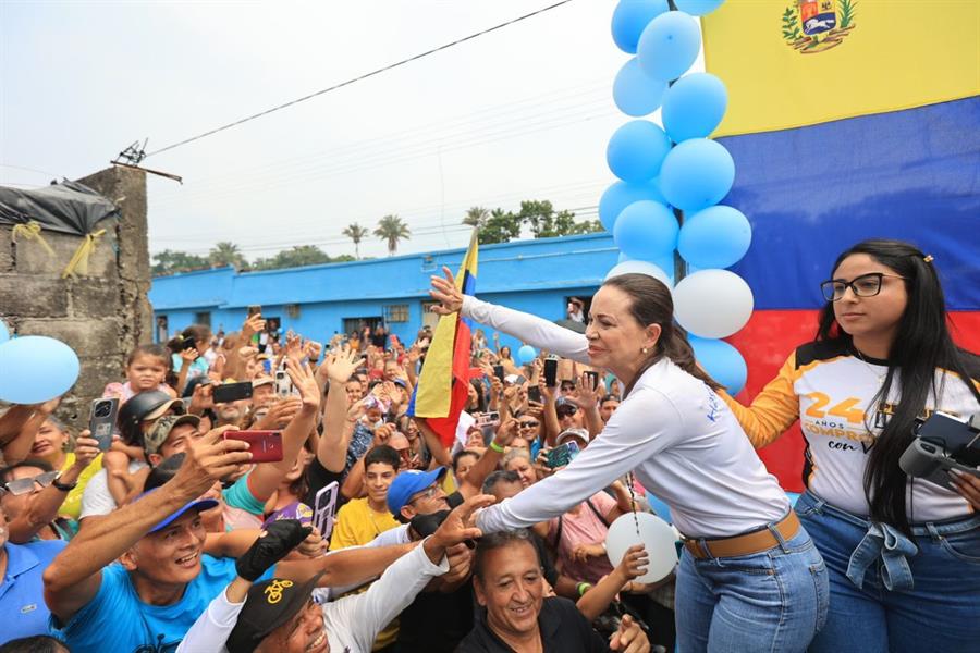 Alerta de Machado sobre el aumento de la presión migratoria en caso de que Maduro se mantenga en el poder por la fuerza