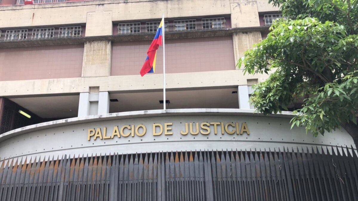 Denuncia de abogado Eduardo Torres sobre hostigamiento por parte de funcionarios encapuchados en el Palacio de Justicia.