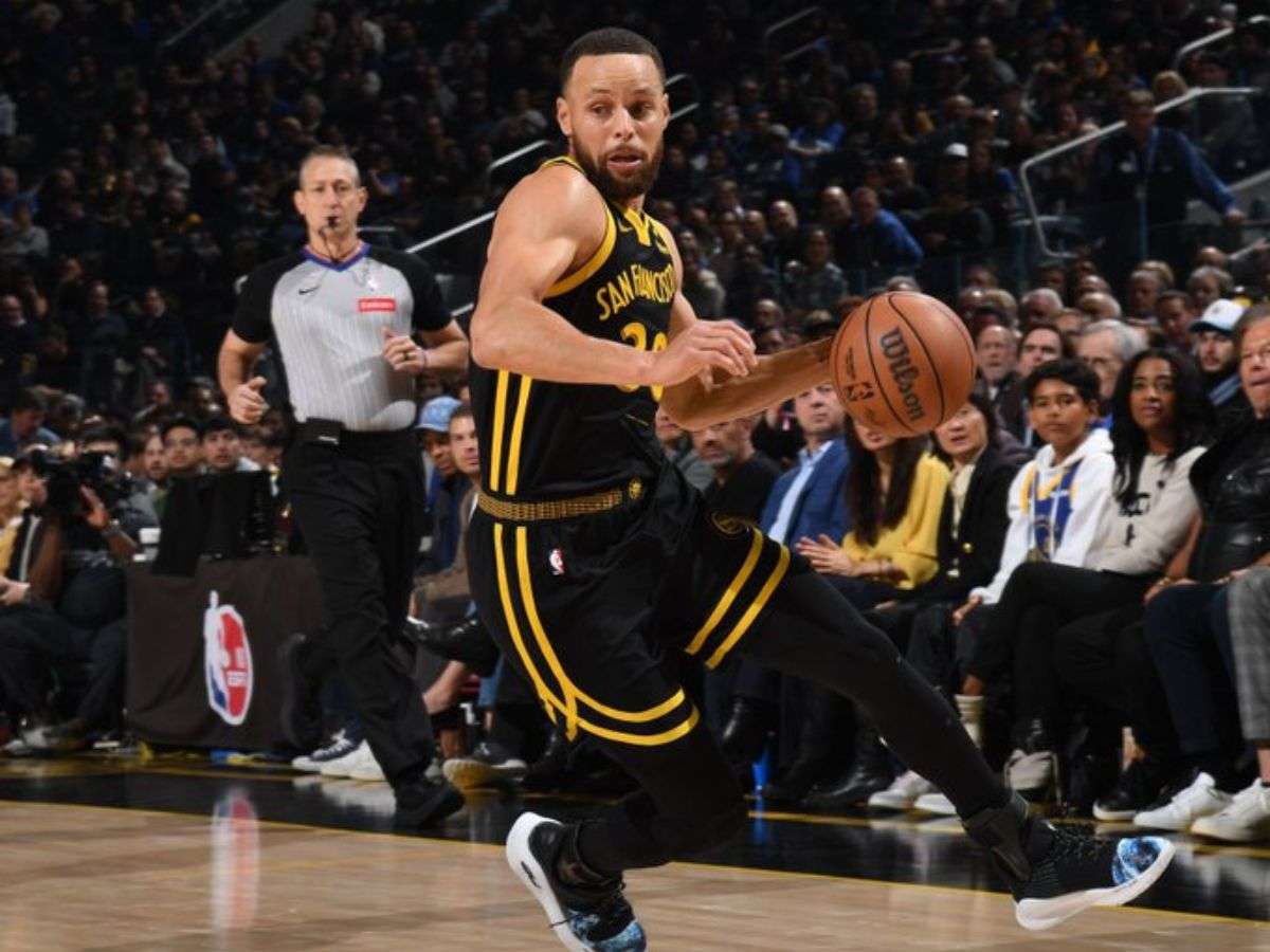 Curry lidera contundente triunfo de los Warriors