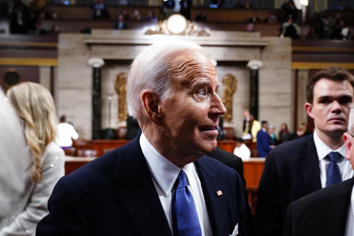 Un migrante es acusado del asesinato de una joven, generando debate en el discurso de la Unión de Biden