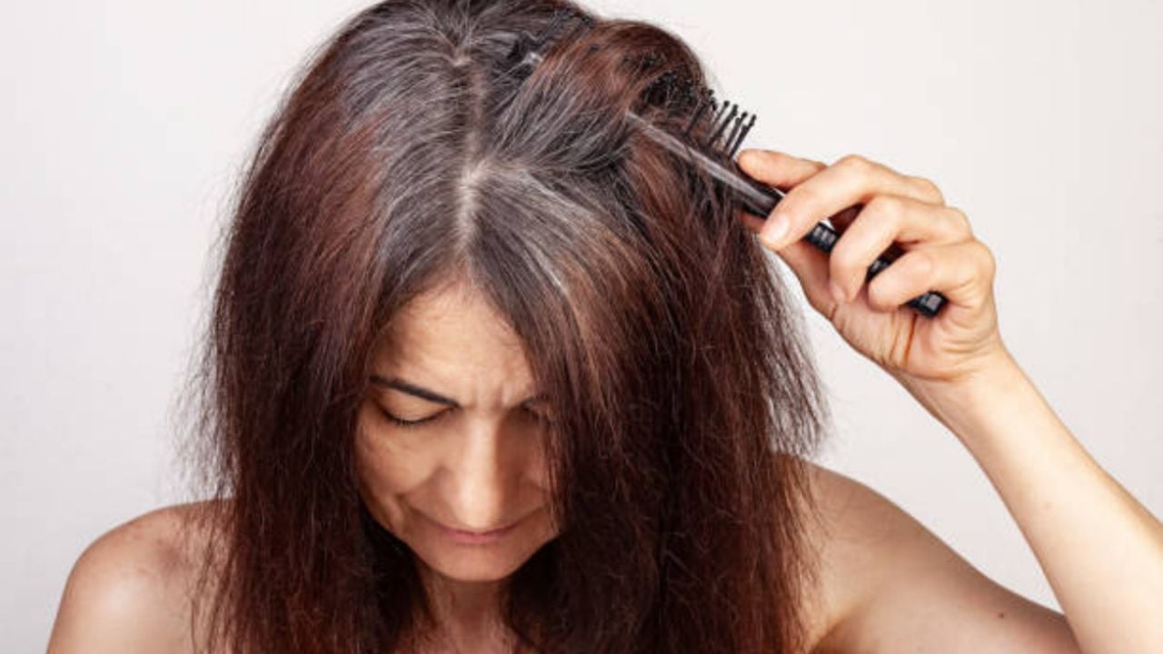 El mejor tinte casero para mujeres de 50 años que desean ocultar sus canas