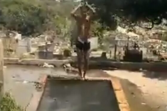 Insólito: Tumba se convierte en piscina para niños en Caracas +VIDEO