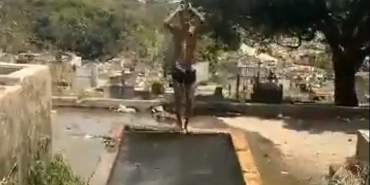 Insólito: Tumba se convierte en piscina para niños en Caracas +VIDEO