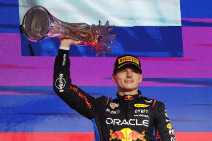 El neerlandés y triple campeón del mundo, Max Verstappen, ganó este sábado el Gran Premio de Arabia Saudita, repitiendo el doblete con Sergio "Checo" Pérez.