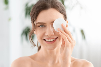 Si deseas preparar tu propio desmaquillante de ojos, solo necesitas aceite vegetal de almendras o coco, hidrolato o agua de aciano, y un envase de 50 ml con atomizador.