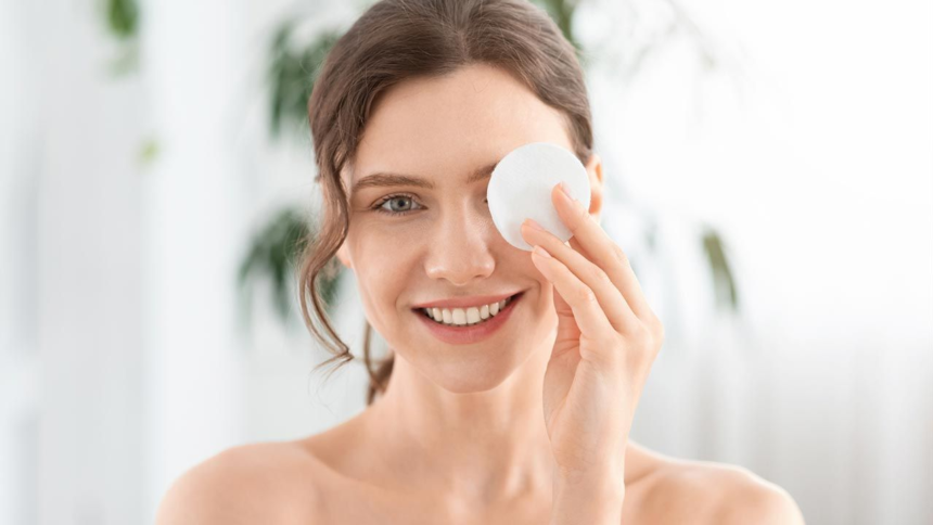 Si deseas preparar tu propio desmaquillante de ojos, solo necesitas aceite vegetal de almendras o coco, hidrolato o agua de aciano, y un envase de 50 ml con atomizador.