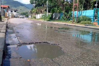 Desbordamiento de cloacas afecta a vecinos del sector Camoruco