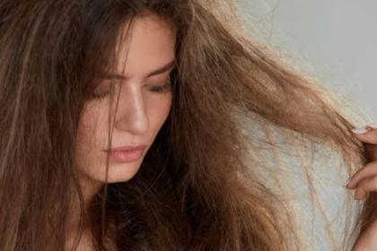 El primer paso para abordar el cabello dañado es identificarlo, lo cual es relativamente sencillo.