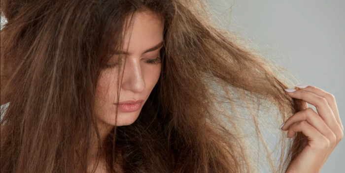 El primer paso para abordar el cabello dañado es identificarlo, lo cual es relativamente sencillo.