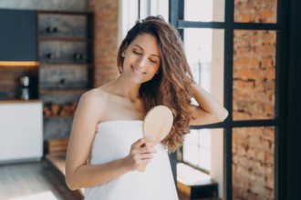 Aunque en el mercado se pueden conseguir cremas humectantes para combatir el frizz, nosotros te damos algunas alternativas caseras para que luzcas un cabello liso y sin aspecto esponjoso.