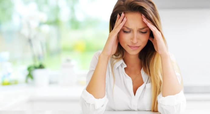 Migrañas, ¿Cómo influye el cambio hormonal en la mujer?