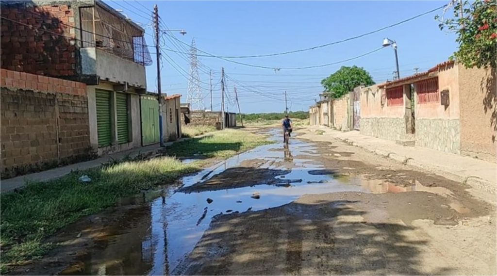 Denuncian rotura de tubería de aguas blancas en Macho Muerto