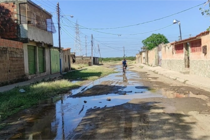 Denuncian rotura de tubería de aguas blancas en Macho Muerto