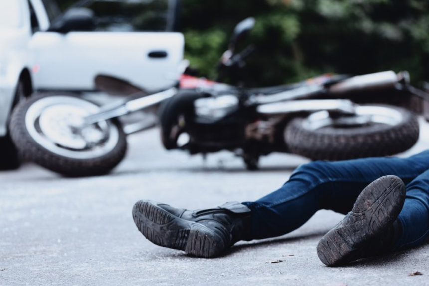 El muchacho se desplazaba a bordo de una motocicleta, cuando fue repentinamente arrollado por una gandola.