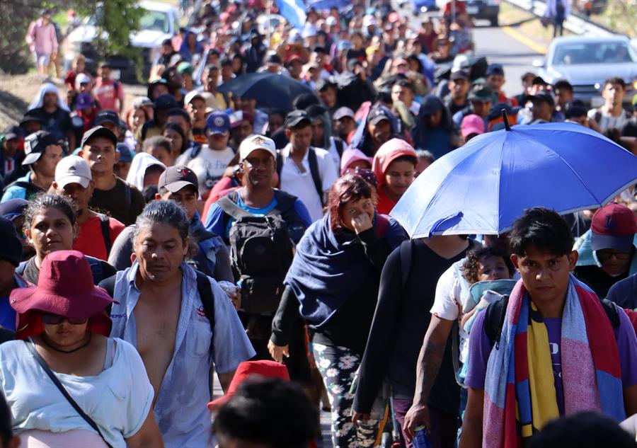 La Guardia Nacional de Texas busca disuadir con altavoces a migrantes que están en México