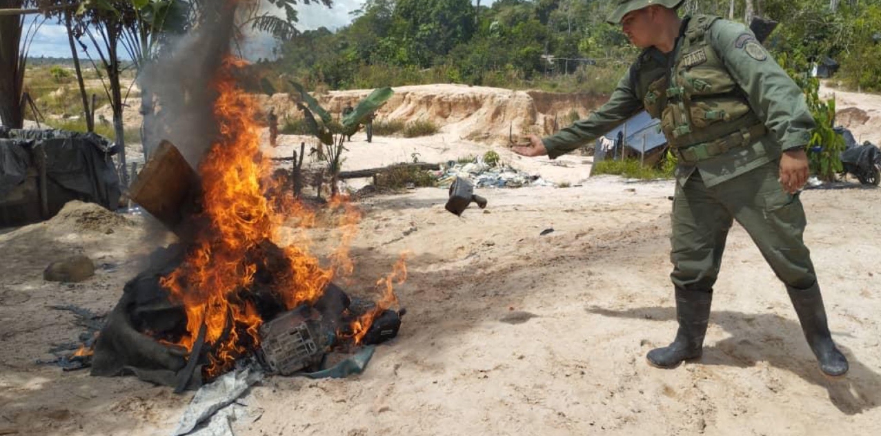 Operación militar en Amazonas destruye 8 minas ilegales y captura a 28 personas