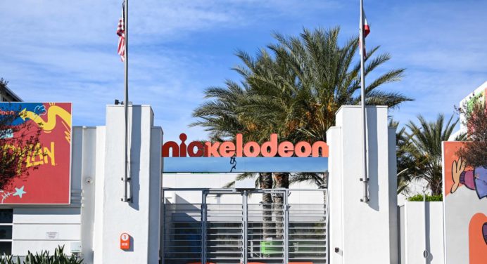 Informe revela que Nickelodeon contrató a hombres acusados de abuso sexual: un hallazgo preocupante