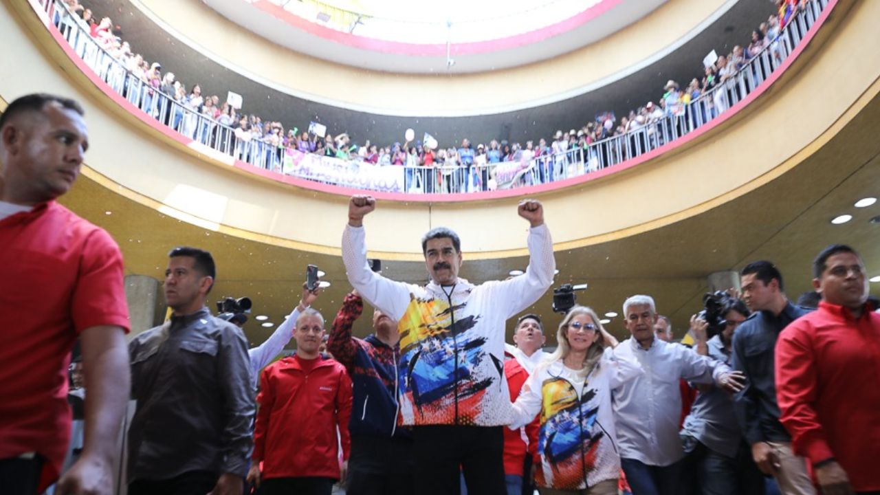 Nicolás Maduro formaliza su candidatura para un tercer mandato al inscribirse ante el CNE