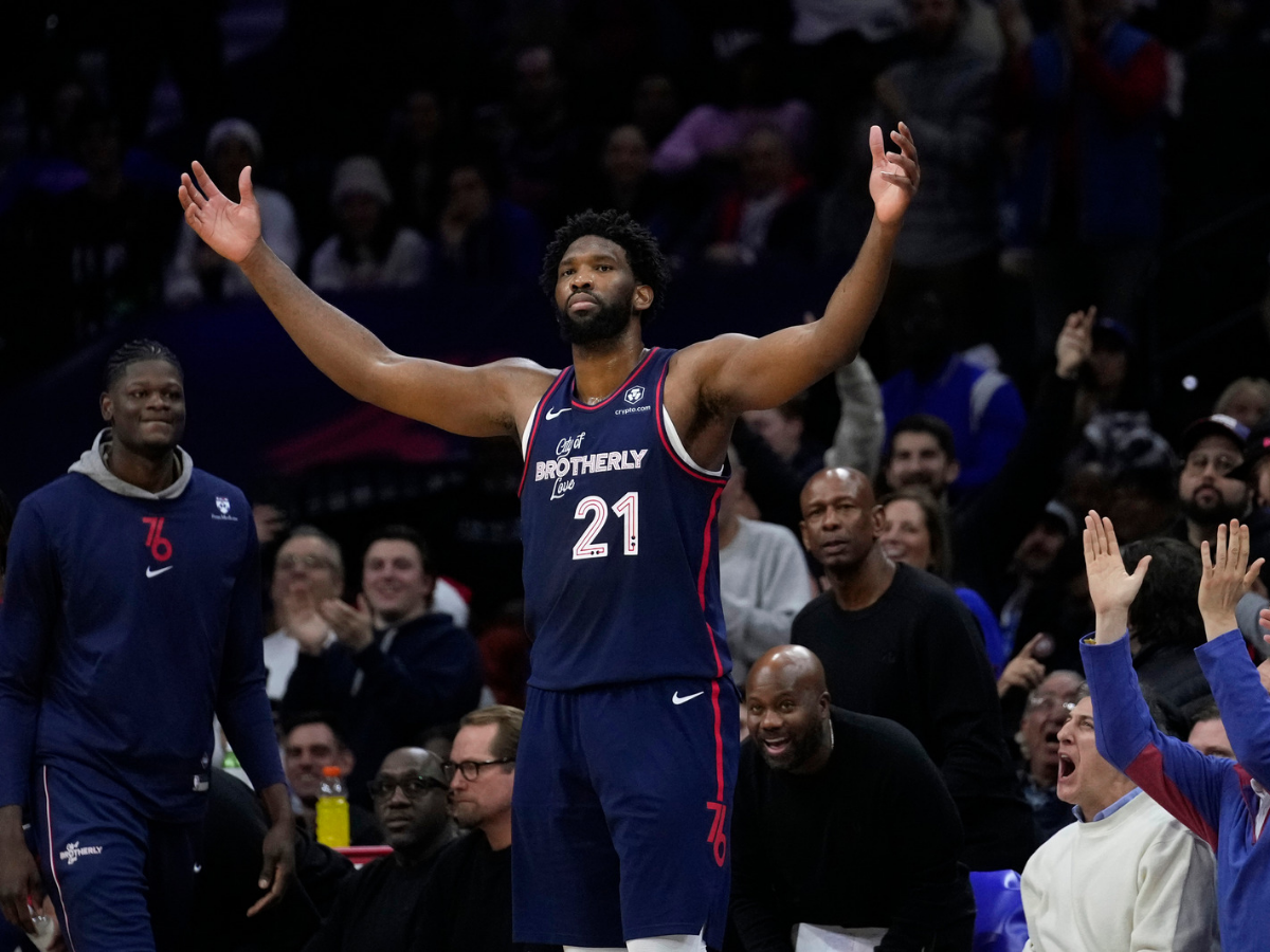 Joel Embiid regresa a la acción en la cancha