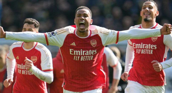 Arsenal resiste y se afianza en el liderato