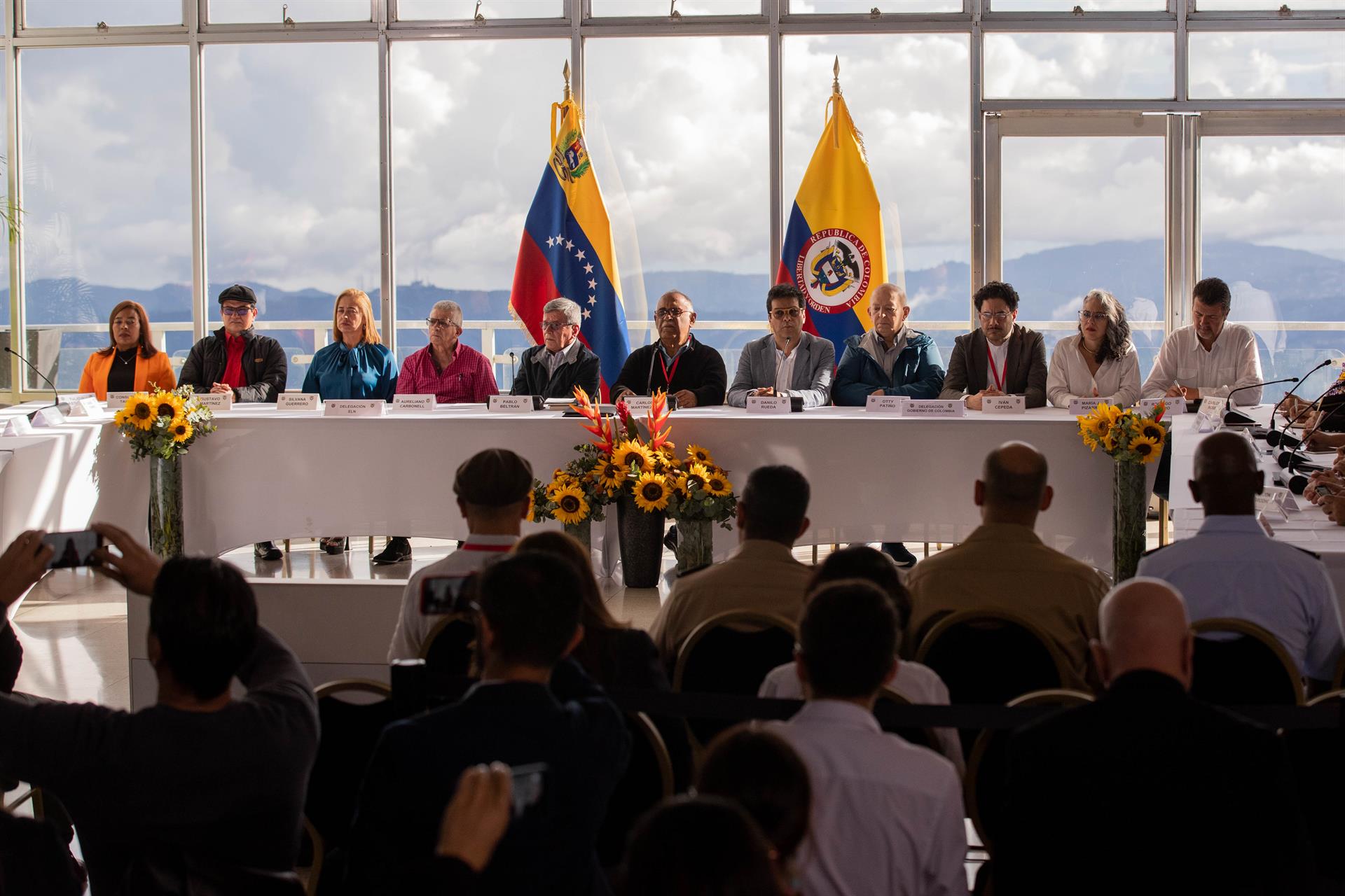 Diálogo entre Gobierno colombiano y ELN con garantes previo a reunión extraordinaria en Caracas.