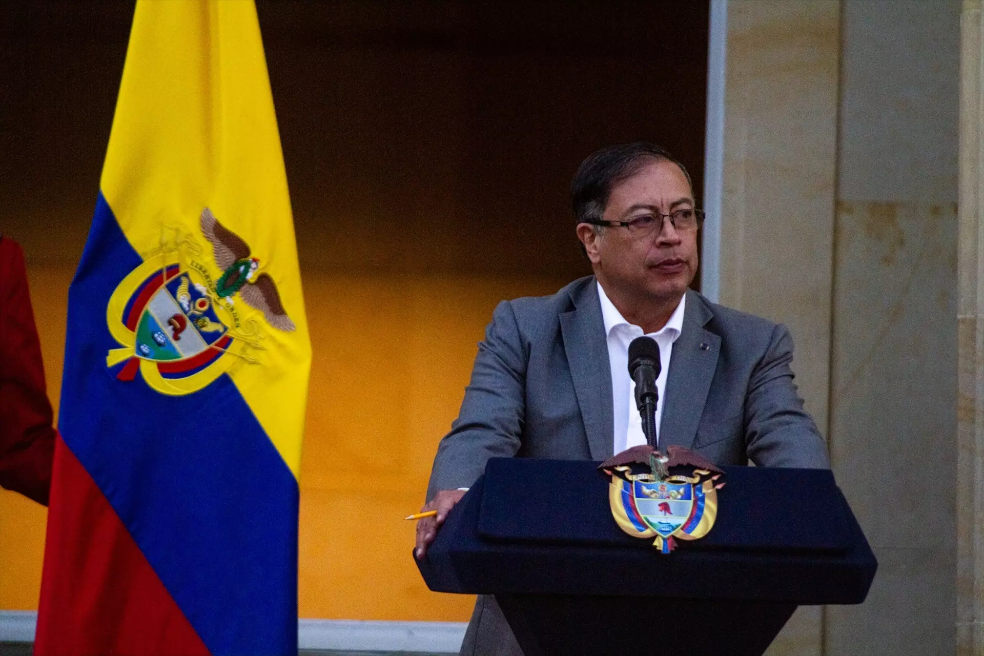 Colombia suspende suministro de energía a Ecuador por bajo nivel de embalses