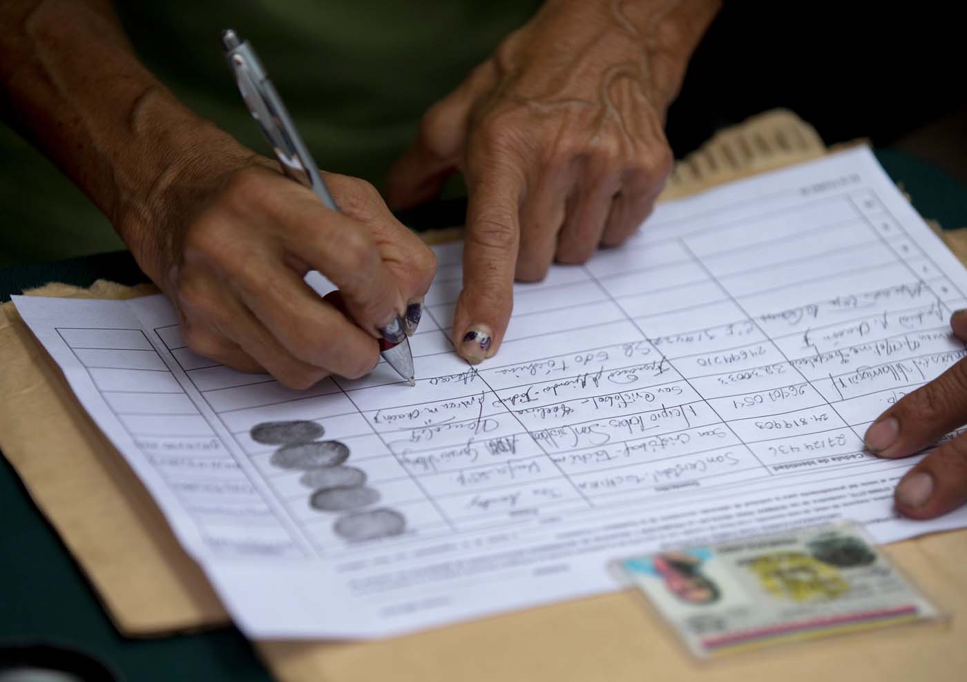 Venezolanos en Lima protestan contra obstáculos para ejercer su derecho al voto en la embajada