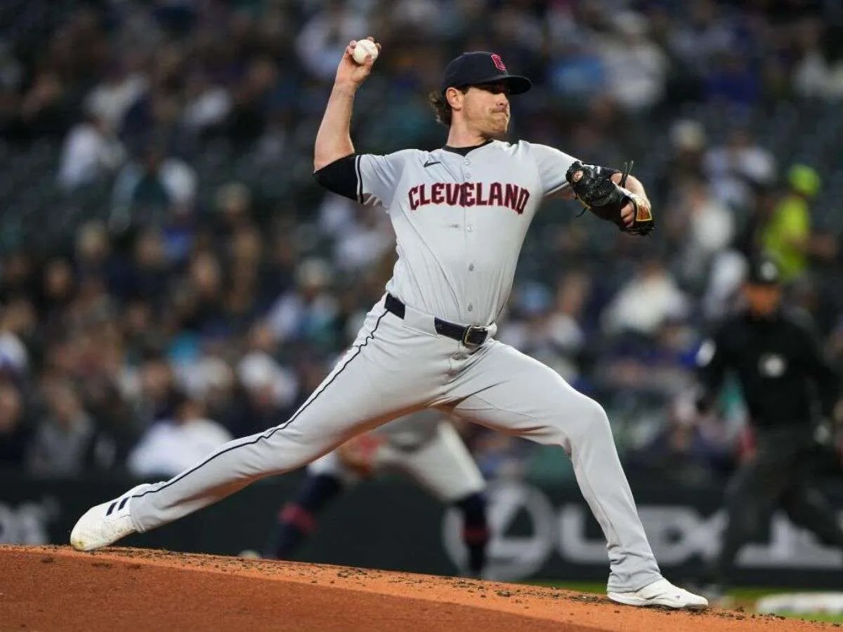 Shane Bieber se someterá a una cirugía en el codo.