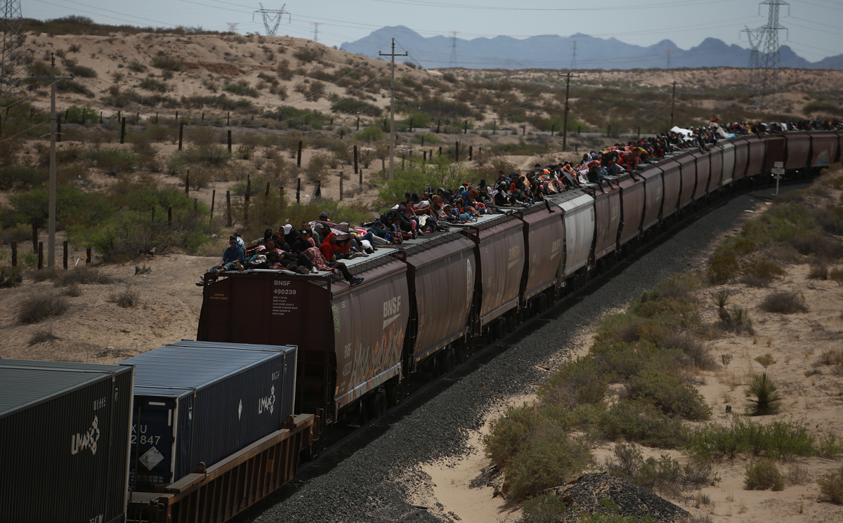 Miles de migrantes que llegan en tren a mexicana Ciudad Juárez deambulan por el río Bravo