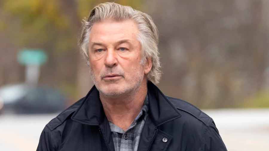 El fiscal alega que Alec Baldwin puso en peligro al equipo debido a su falta de control emocional.