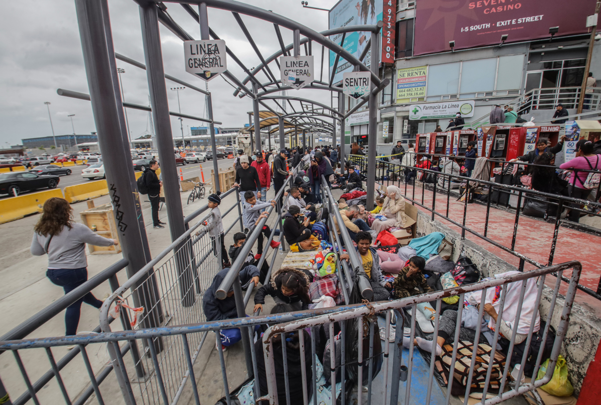 Migrantes en México denuncian que Texas establece una nueva barrera para detener su paso