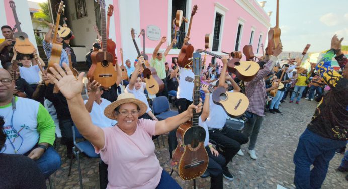 Increíble celebración del Día Nacional del Cuatro con fotos espectaculares.