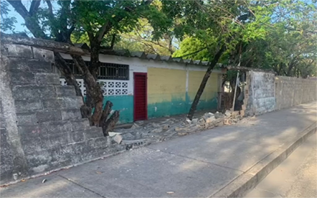 Se desploma la cerca perimetral de la E.B. de Villa Rosa