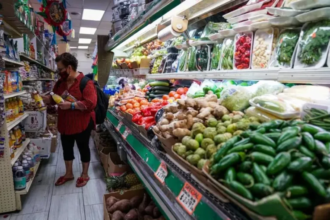 El índice energético en su conjunto subió un 1,1 % durante el mes y acumula un alza interanual del 2,1 %, mientras que los alimentos subieron una décima en marzo con respecto a febrero y el 2,2 % interanual.