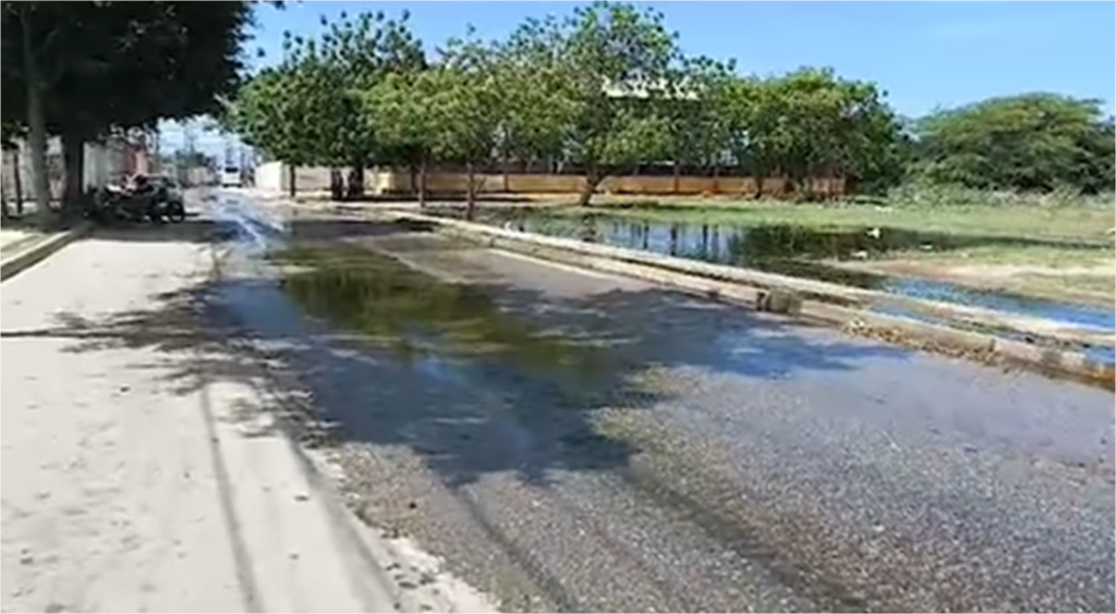 Vecinos de Cotoperiz afectados por desbordamiento de aguas negras