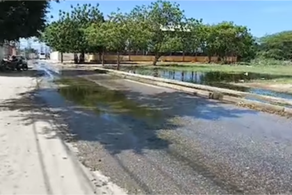 Vecinos de Cotoperiz afectados por desbordamiento de aguas negras