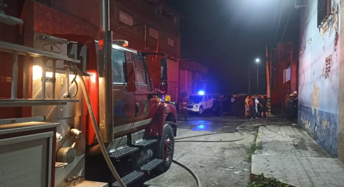 Controlan incendio en almacén del estado Vargas