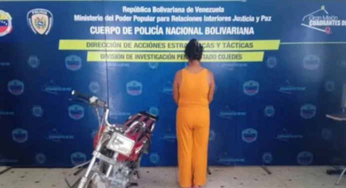 Capturada mujer que obligaba a su hijo a arrodillarse sobre chapas