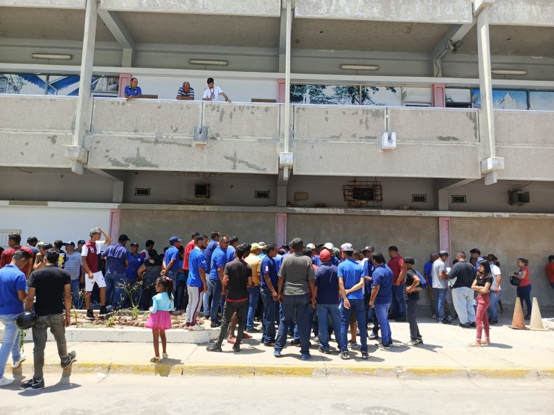 Transportistas de la línea El Morro protestan por invasión de su ruta