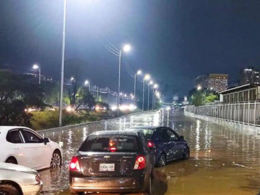Distintas zonas de la Gran Caracas se vieron afectadas por las fuertes precipitaciones que se registraron desde la tarde del miércoles 17 de abril.