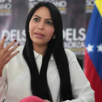 Indicó que María Corina Machado “sigue firme y en las calles de Venezuela honrando el compromiso del 22 de octubre”.