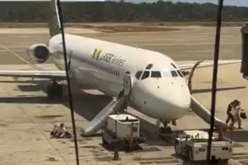 Un video que circula en las redes sociales muestra a los pasajeros deslizándose por una rampa de emergencia posicionada en la parte delantera del avión